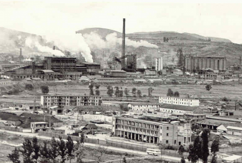 62.20世纪八十年代炼钢厂远眺（近景为进昆钢的公路.jpg