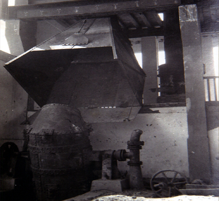 7.1945年建成的转炉.jpg