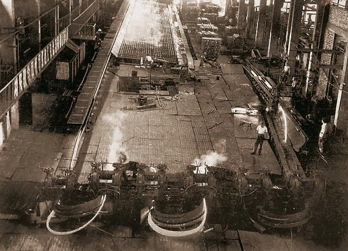 19.20世纪七十年代初期轧钢生产场景.jpg