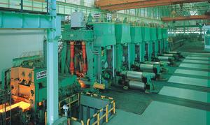 2004年，华菱涟钢热轧薄板生产线正式投产，结束了湖南省不能生产高档板材的历史。图为涟钢热轧板厂连轧