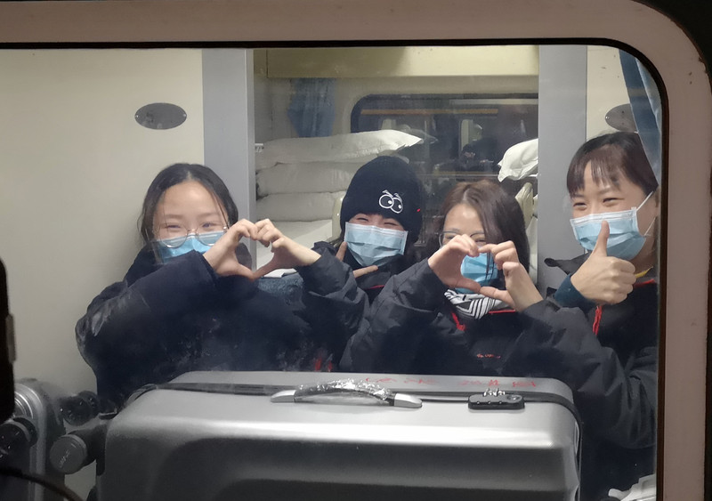 1月27日晚，上海南站，上海第二批援鄂医疗队员出发前，钱莉和援鄂医疗队的姐妹们比出“心”和胜利的手势。.jpg