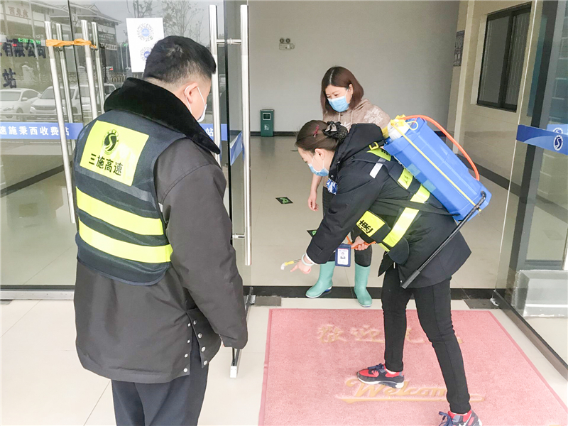 王洋指导后勤人员做好收费站消毒工作.jpg