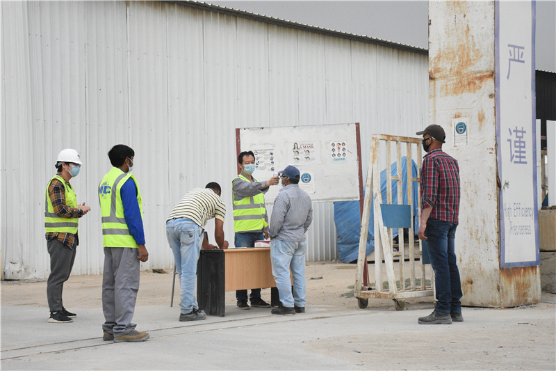 科威特大学城项目防疫专员在仓储办公室入口做入场检查.jpg