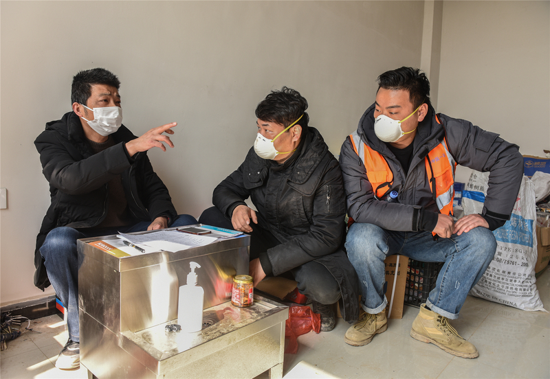 李涛 （左一）与物资供应组团队成员落实材料计划.jpg