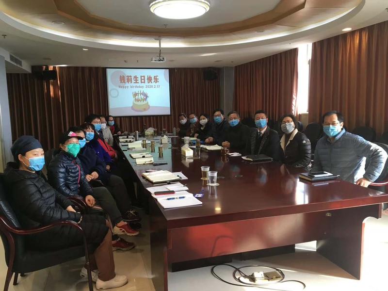 2月17日晨，上海中冶医院领导班子和职能部室中层干部在院周会开始前，集体齐唱生日歌，祝福钱莉生日快乐。.jpg