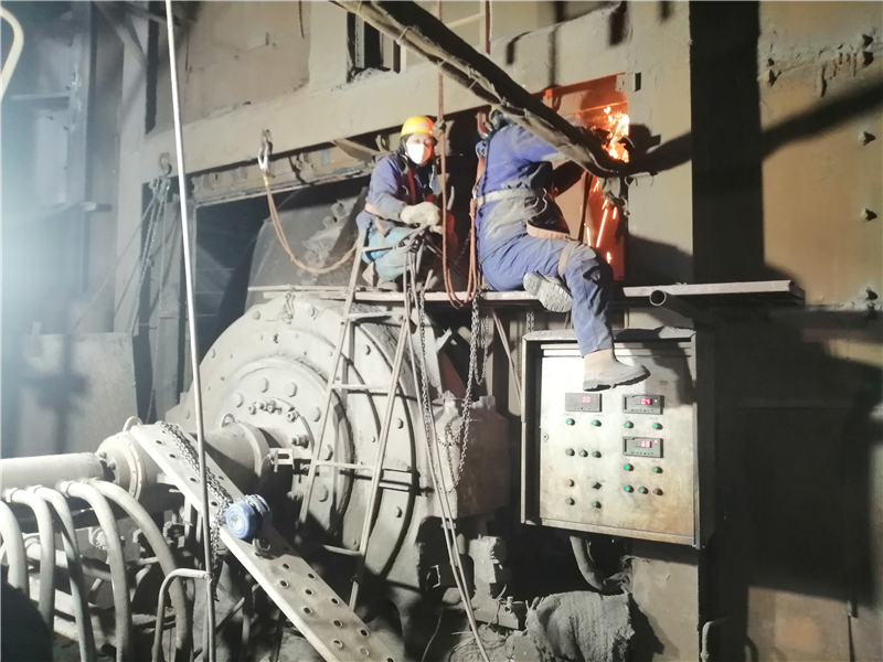 工人们正在紧急赶工焊接6号转炉耳轴隔热板.jpg