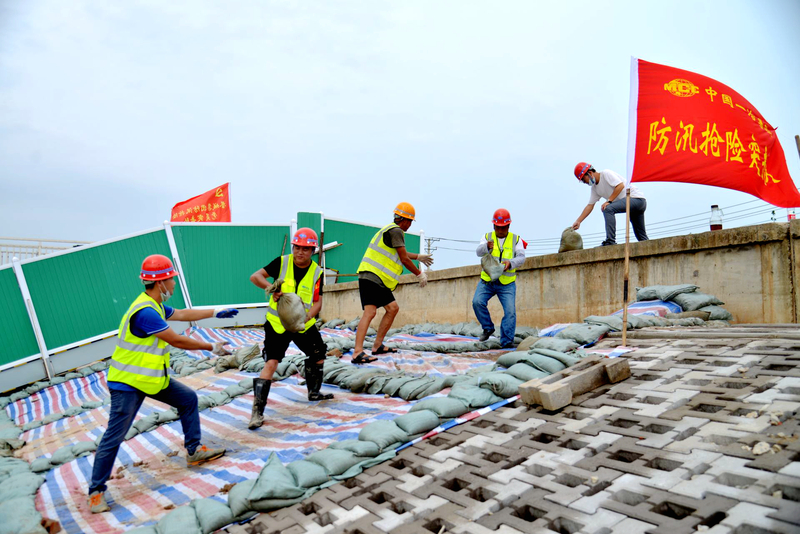 中国一冶防汛人员在武汉洪山江滩护坡加固.jpg