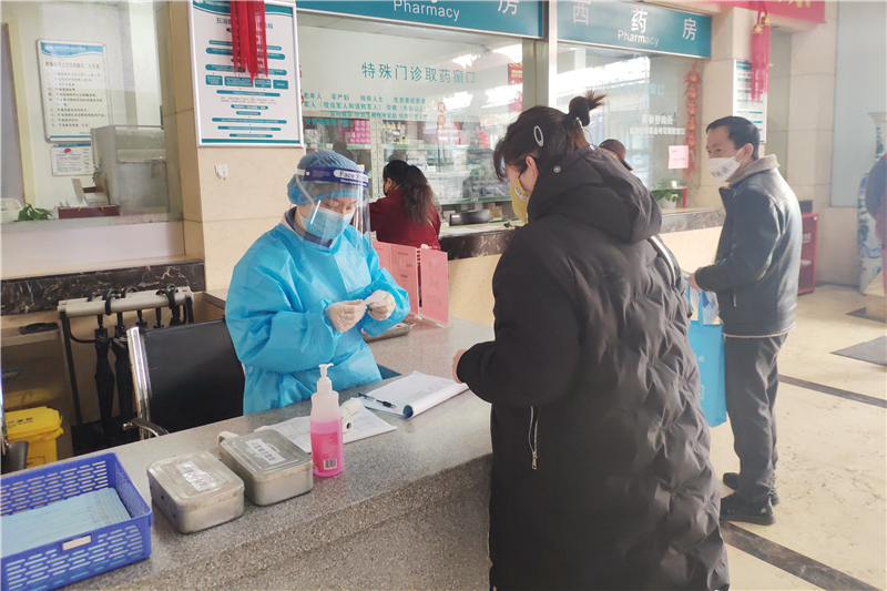 志愿者对来到五冶医院的患者进行一级分诊.jpg