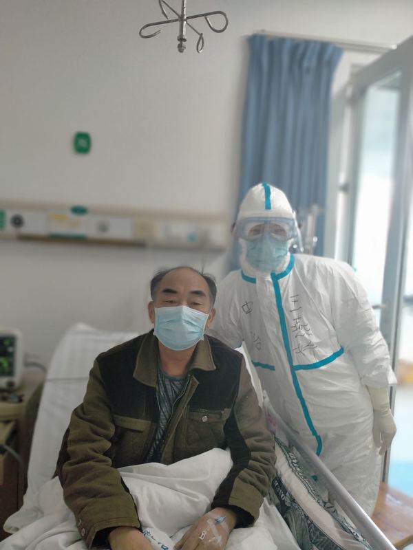 2月19日，在金银潭医院危重症病人区，王燕娇和她护理的病人方伯伯在一起。.jpg