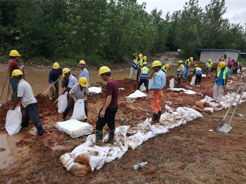 中冶南方迅速组织人员在谌家矶还建房项目附近开展加固堤防工作.jpg