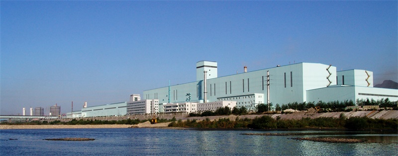 碧水蓝天中的本钢厂区.jpg