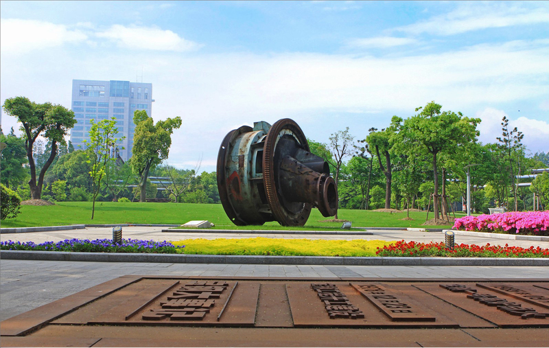 宝钢股份宝山基地历史陈列馆雕塑与绿化~刘杰摄影.jpg